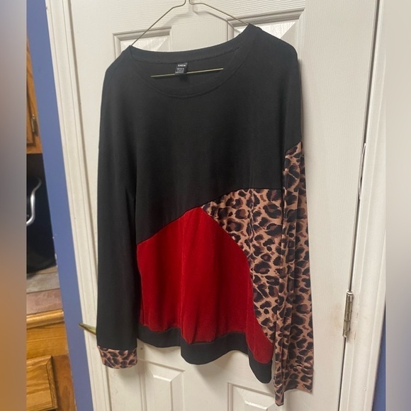 Cozy Red Leopard Print Oversized Sweater Top
New without tag. - Picture 3 of 8